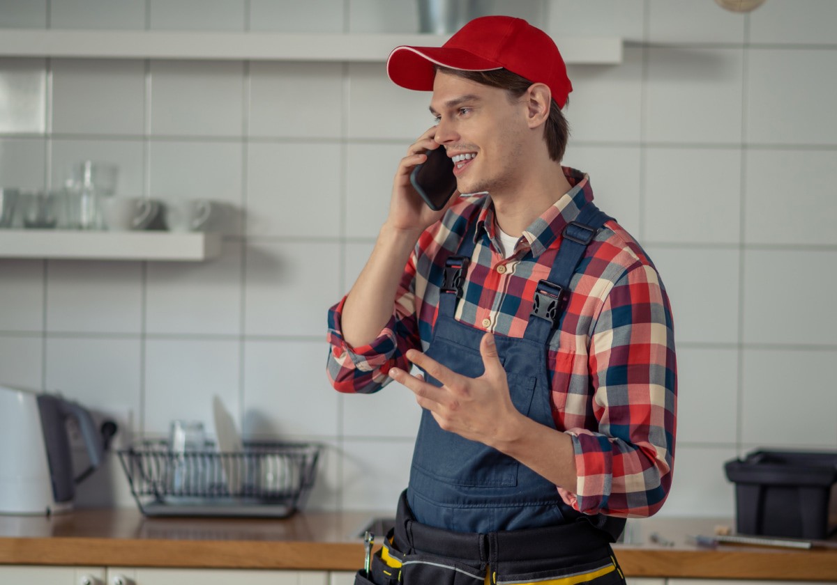 Técnico coordinando trabajo por teléfono